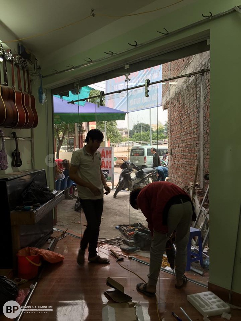 Cửa kính lùa treo phi 25 Số 9 Phạm Văn Đồng